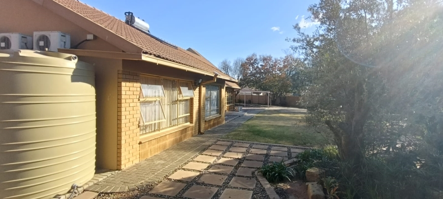 4 Bedroom Property for Sale in Langenhovenpark Free State